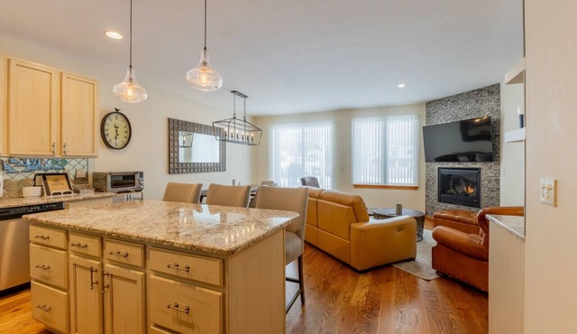 Enjoy this Spacious Pet Friendly Townhome Minutes from Vail & Beaver Creek in Avon
