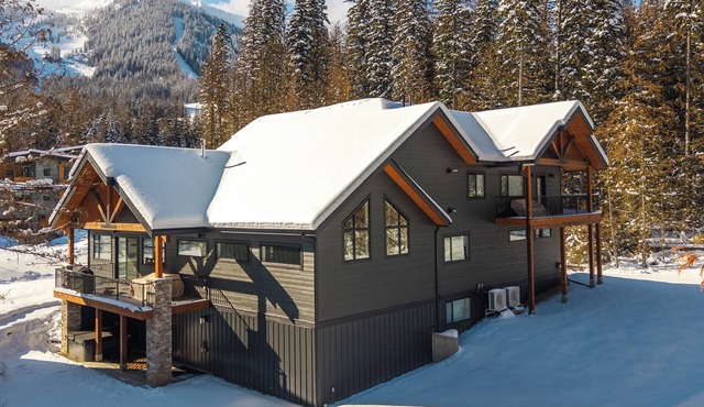Fernie Alpine Court Chalet – Squash Court, Ski-In, Hot Tub, Panoramic Views in East Kootenay A