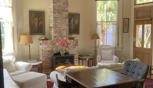Garden, walkable, stylish, dog friendly, off-street parking, near French Quarter in New Orleans