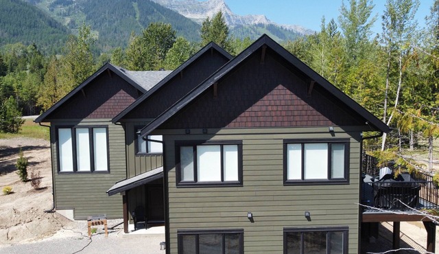 Gorgeous 6 Bedroom with 2 Hot Tubs in Fernie