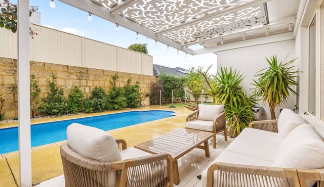 Grandeur Beachside Retreat | Dreamy Getaway Awaits in Burns Beach