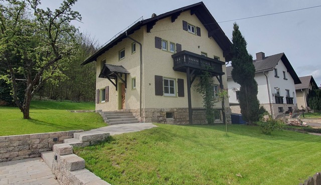 Haus am Wald Ruhig Gelegene Ferienwohnung mit Großem Garten in Bad Tabarz