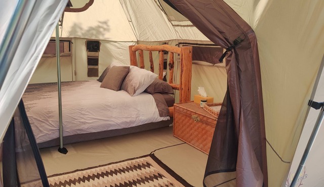 Hunter's Glade, glamping on the river, 2 miles from Quinn’s Hot Springs Resort! in Plains
