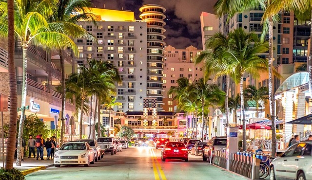 Iconic Carlyle on Ocean Drive, Beachfront, Guest Favorite, Walk Everywhere in Miami Beach