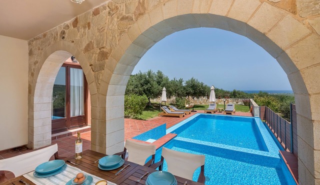 Ideally located, Villa katerina with salted Heated pool,to explore West Crete! in Spilia