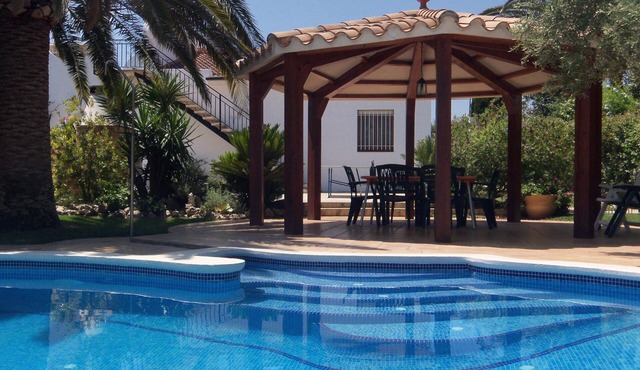 Independent villa, pool, 10x300m yard, beach, Wi-Fi, for disabled people in El Perelló