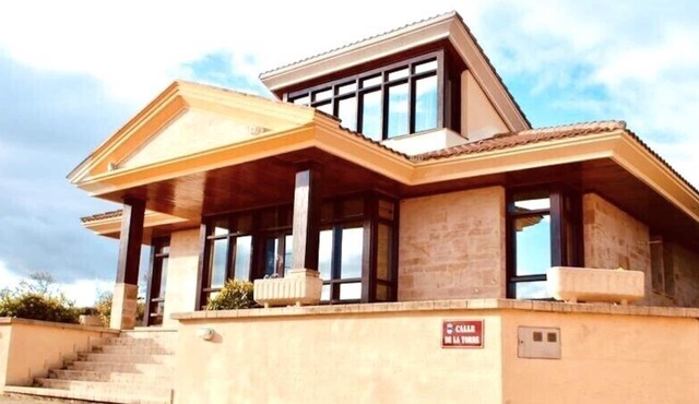 Individual chalet with winery among vineyards in Gimileo