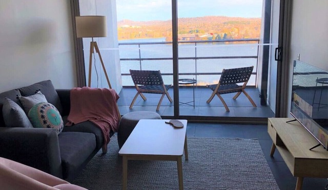 Lake view city apartment with free parking! in Canberra