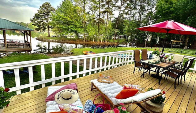 Lakefront Fish Camp & Farm View- Kayak, Paddleboard , Firepit, Fishing & Dock ! in Denver