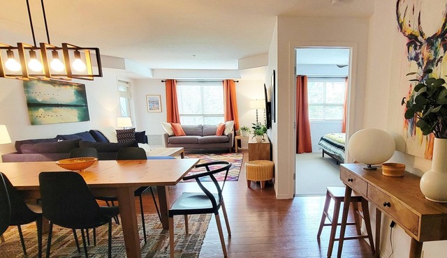 Lakeside Mountain Retreat - 3br, 2 bathroom beachfront condo with pool & hot tub in Invermere