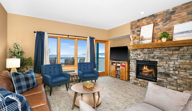 Lakeview condo, pool/hot tub. Perfect for families, groups. 3BR/2BA in Two Harbors