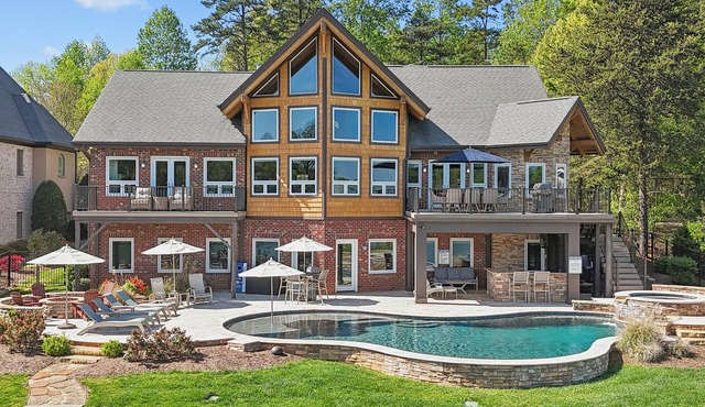 Landing At The Lake: Craftsman Style Home w Pool, Hot Tub in Denver