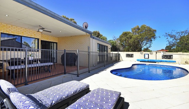 Large 4-bedroom 2-bathroom home sparkling pool + pool table walk to shops & cafe in Kinross