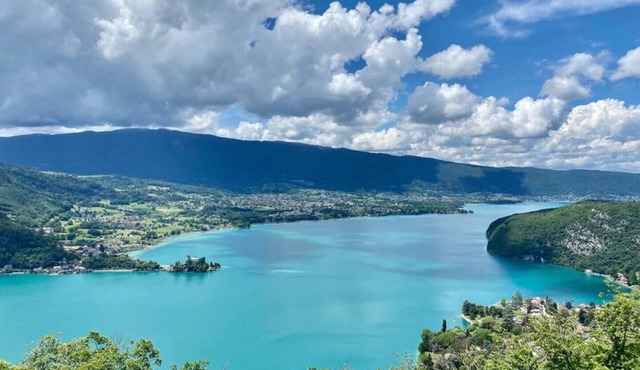 Les Coteaux - Family house with lake view. in Menthon-Saint-Bernard