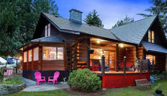 Log Home with 4 bedrooms 3 bathrooms in Fanny Bay
