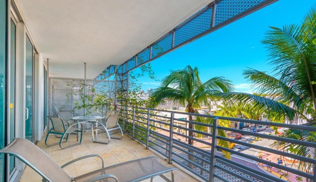 Luxury Balcony Suite - Across the Beach and Espanola Way in Miami Beach