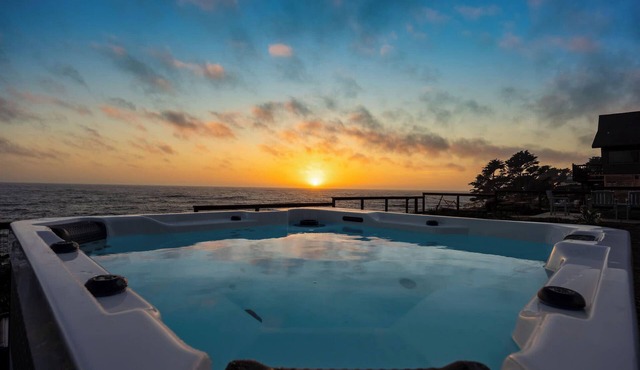 Luxury Oceanfront Retreat w/Hot Tub, Fire Table & Pacific Views near S.F. in Moss Beach