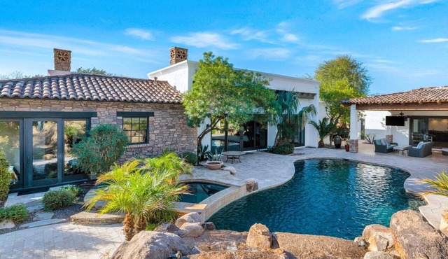 Luxury Single Story Home w/Pool House, Heated Pool/Spa, Outdoor Living, Fire Pit, Garage Parking! in Scottsdale