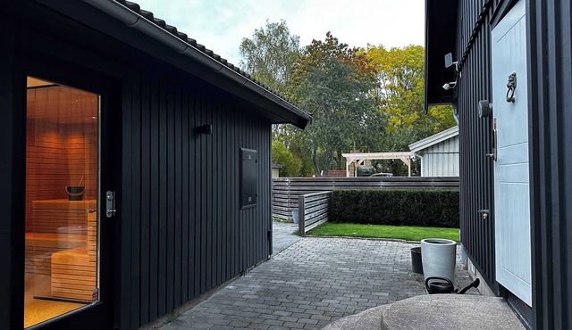 Luxury Villa with Hot Tub & Sauna, Near Downtown Stockholm in Älvsjö