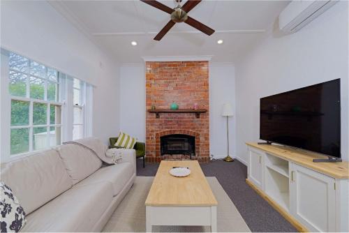 Manuka Village - Sleeps 8 - Free parking x 4 in Kingston
