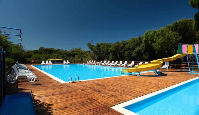 Mobile home with air conditioning, terrace, and pool in Torre del Pozzo