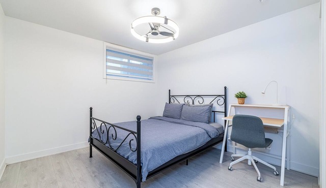 Modern 2BR Basement Suite Near Montreal, Free Parking & WiFi in Longueuil