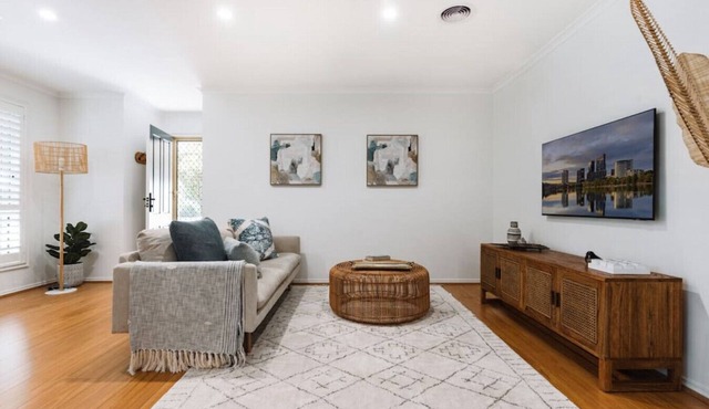 Modern 3BR with Courtyard in Lyons in Lyons