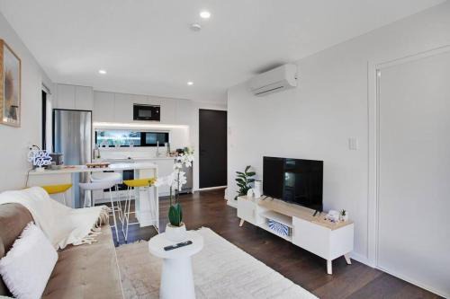 Modern Family Home 7km Airport Free Park in Auckland