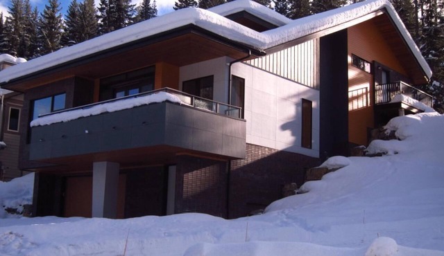 Modern luxury chalet with incredible Ski in/Ski out access in Panorama