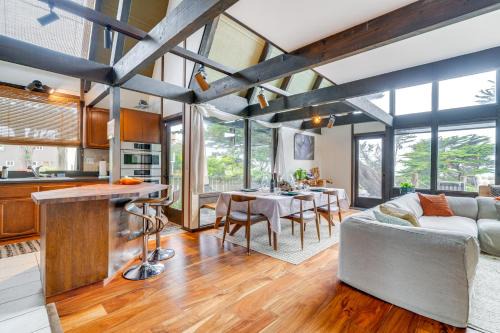 Moss Beach Oceanfront Retreat ~ 20 Mi to San Fran! in Moss Beach