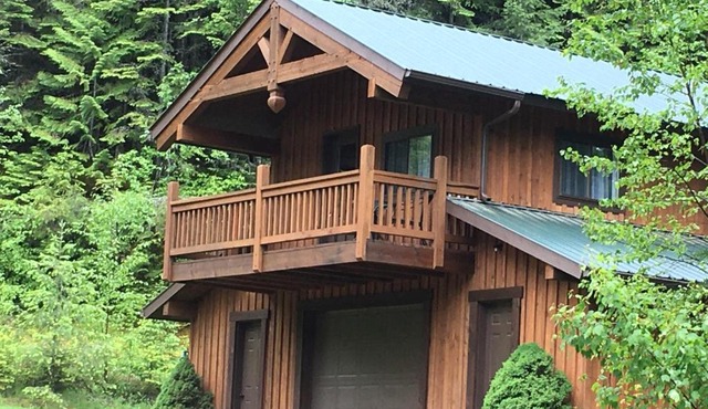 Mountain Cedars Getaway in Ronan
