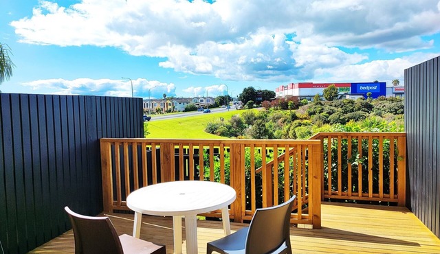 New Townhouse with VIEW - Walking to Botany Center in Auckland