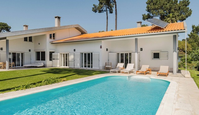 Newly Renovated Beach Villa in Charneca de Caparica