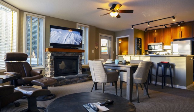 On ski resort mountain 2 bedroom 2 bathroom condo, access to hot tub and sauna in Fernie