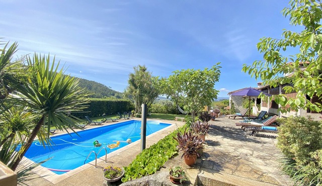Outeirinho House (Full house) in Paredes de Coura