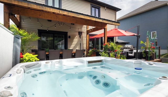 Perfect Family Getaway, 5 bdr- HOT TUB, trampoline, bring the grand-parents! in Quebec City