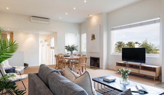 Pet Friendly - Grand Victoria Beach House in St Kilda