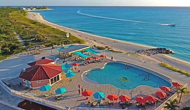 Pleasant 2-bedroom condo with Private Beach and Marina Access