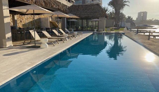 Premium 2-BED/2-BTHR Aprt with AC, WiFi, 3 pools, in fabulous Playas del Conchal in Playas del Conchal
