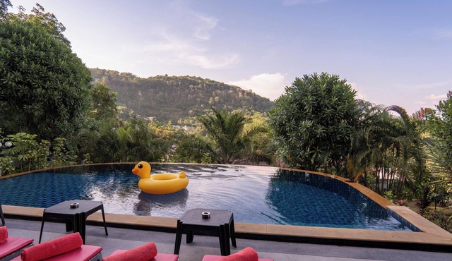 Private pool villa mountain view/Private chef available in Tambon Chalong