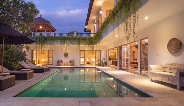 Puri Temple; fully serviced 3 Bedroom Villa, Central Canggu. Close to the beach. in Canggu