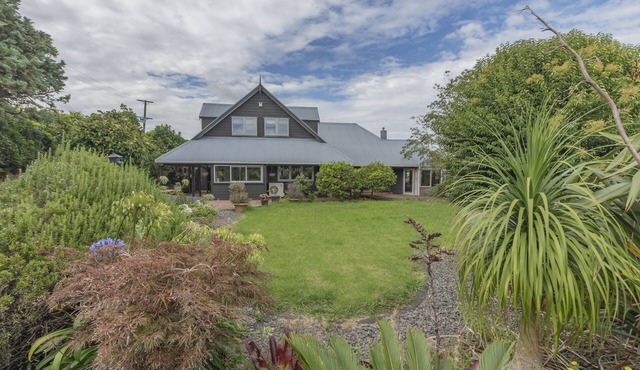 Relax at Redoubt - Auckland Holiday Home in Auckland