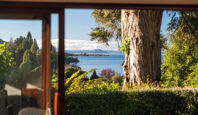 Ruatotara - Pukawa Holiday Home in Pukawa Bay