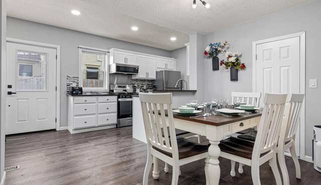 Soothing Modernized 3-bedroom house in Saint Paul 4k TV w bubble hockey! in Saint Paul