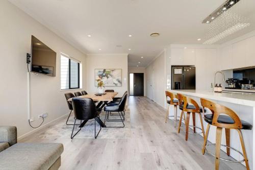 Spacious Home - 2 Lounges, Gym - Deck near Manukau in Auckland