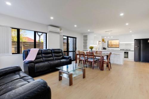 Spacious Modern Home near Airport and Manukau City in Auckland