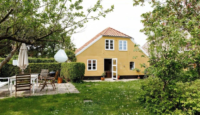 Stay in Shoemaker's cabin with lake view in Gråsten