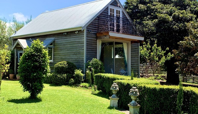 Stunning 180° views of lush rolling hills and the sea, close to the beach in Central Tilba