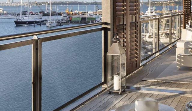Stunning & Secluded Luxury Waterfront Apartment, unlimited Wifi & Parking in Auckland