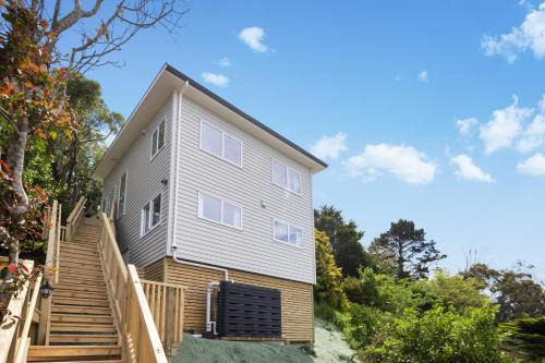 Stunning view, privacy, close to ferry & brand-new in Wellington